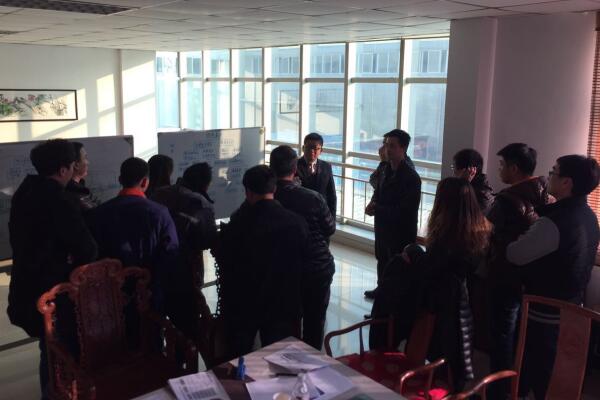 金學俊帶領大家討論精益生產推進戰略 金學俊帶領大家討論精益生產推進戰略