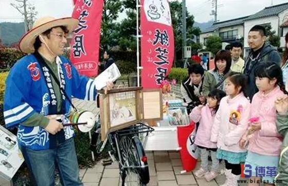 紙芝居板現場演示給孩子們看 紙芝居板現場演示
